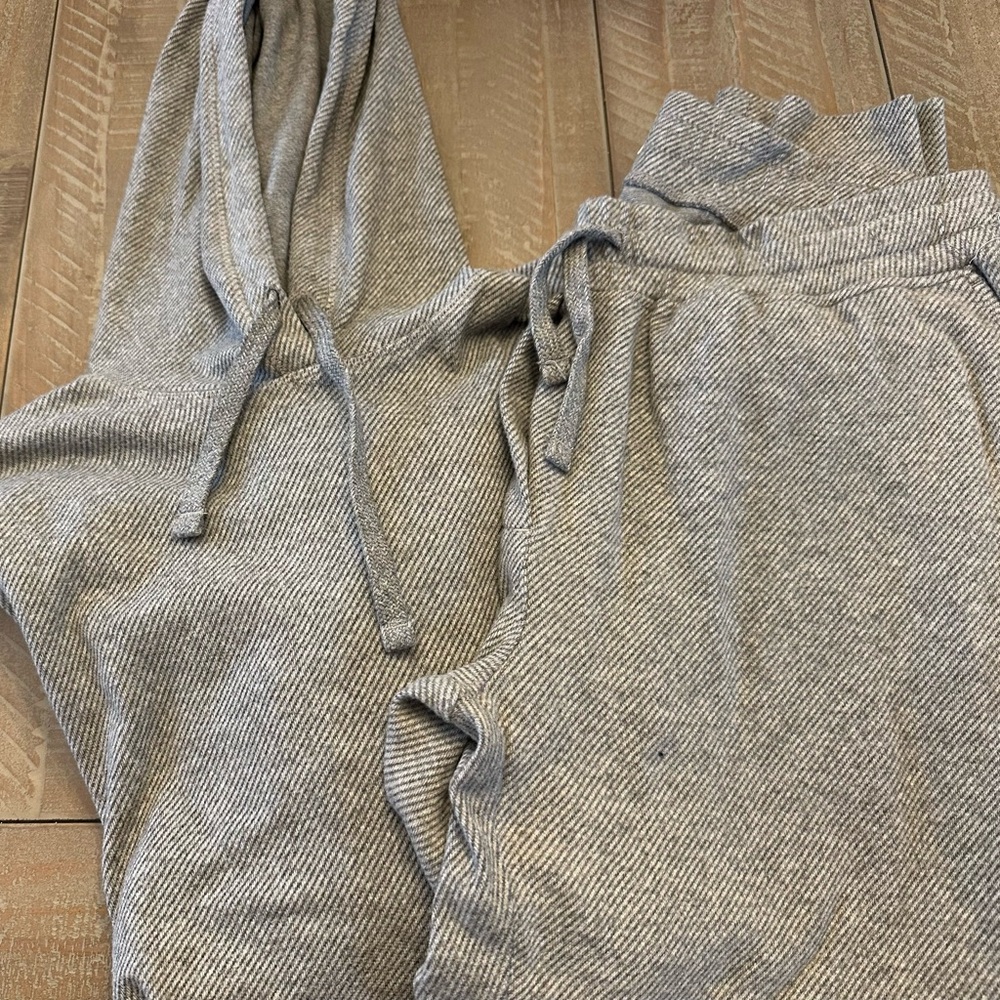 Men’s light grey heather Faherty Legend Sweatsuit